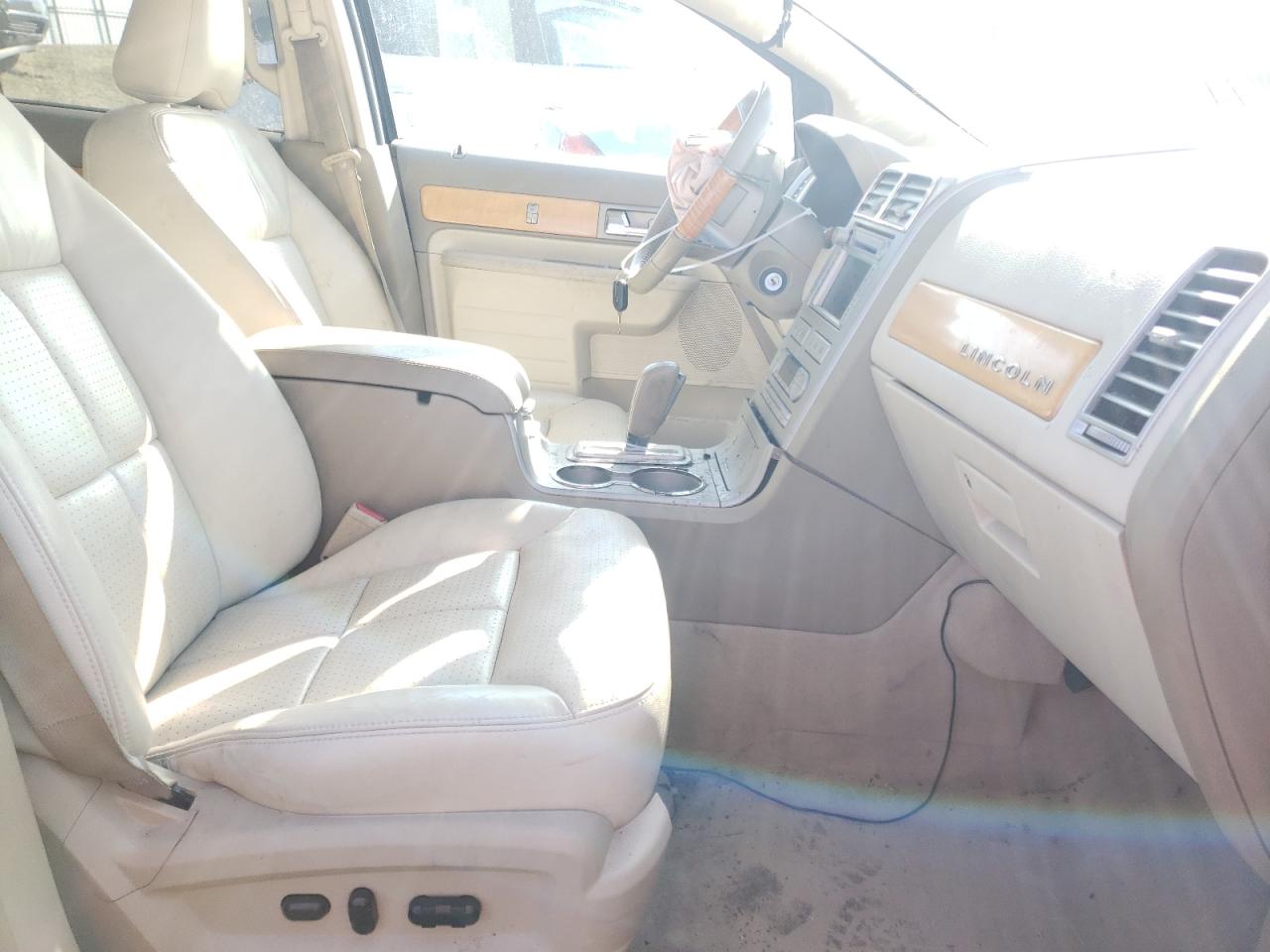 Photo 5 from auction – 2007 LINCOLN MKX with VIN 2LMDU88C67BJ24446