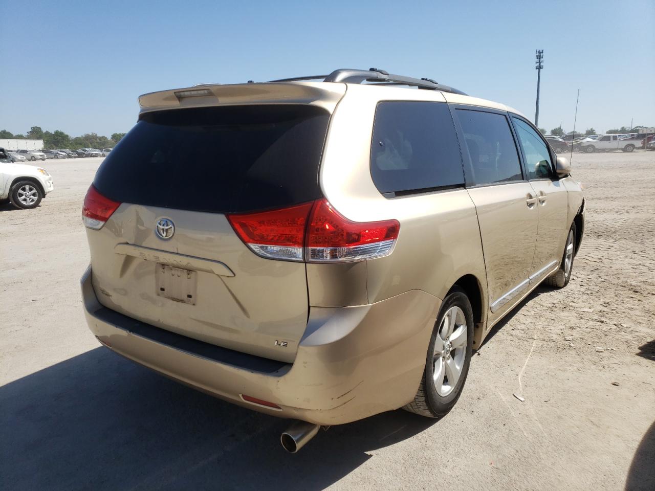 صورة رقم 4 من المزاد - 2014 TOYOTA SIENNA LE مع VIN 5TDKK3DC7ES435952