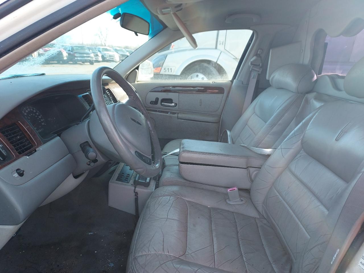 Photo 5 from auction – 2000 LINCOLN TOWN CAR E with VIN 1LNHM81WXYY778792