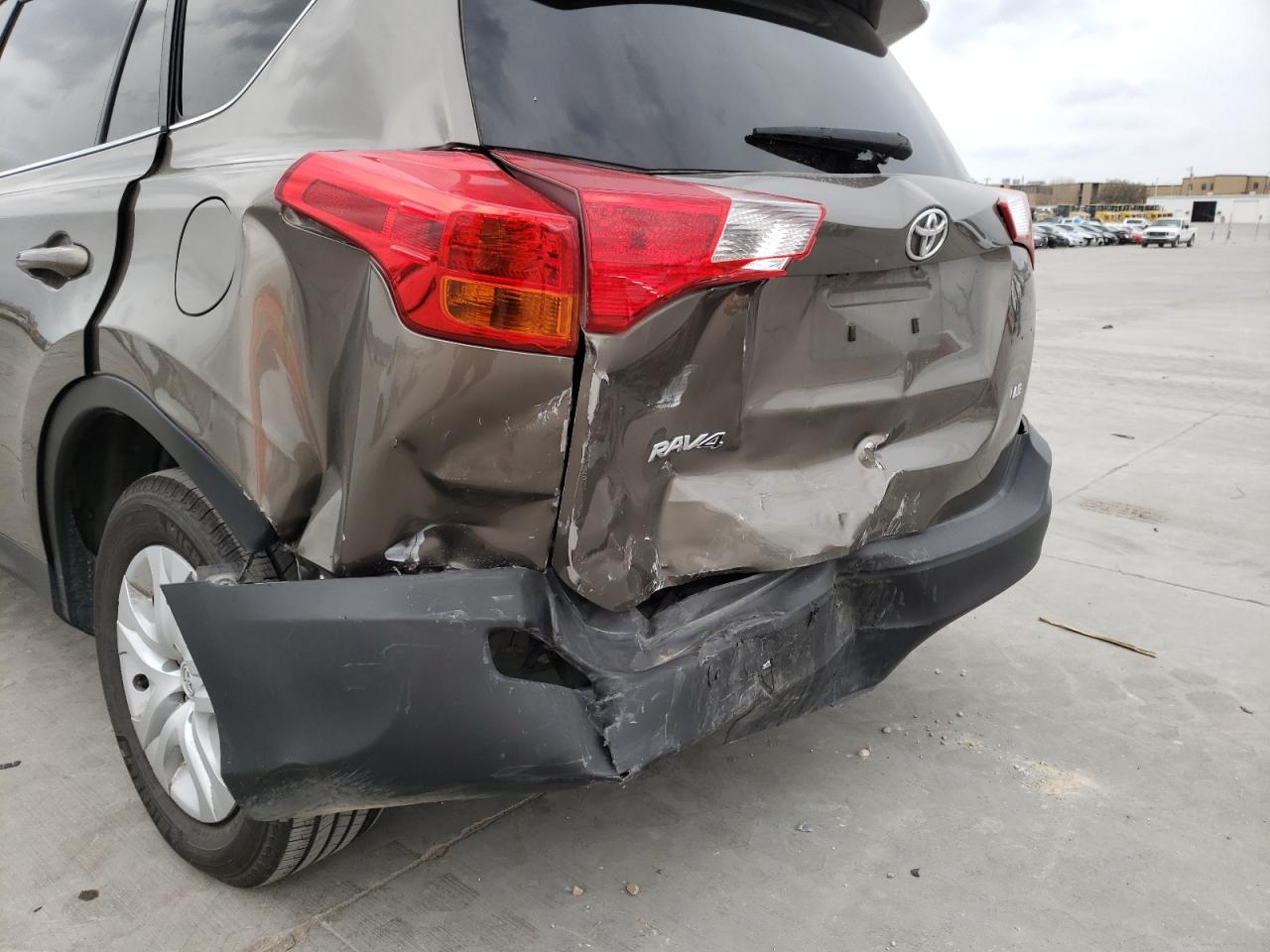 Photo 9 from auction – 2015 TOYOTA RAV4 LE with VIN JTMZFREV3FD048222