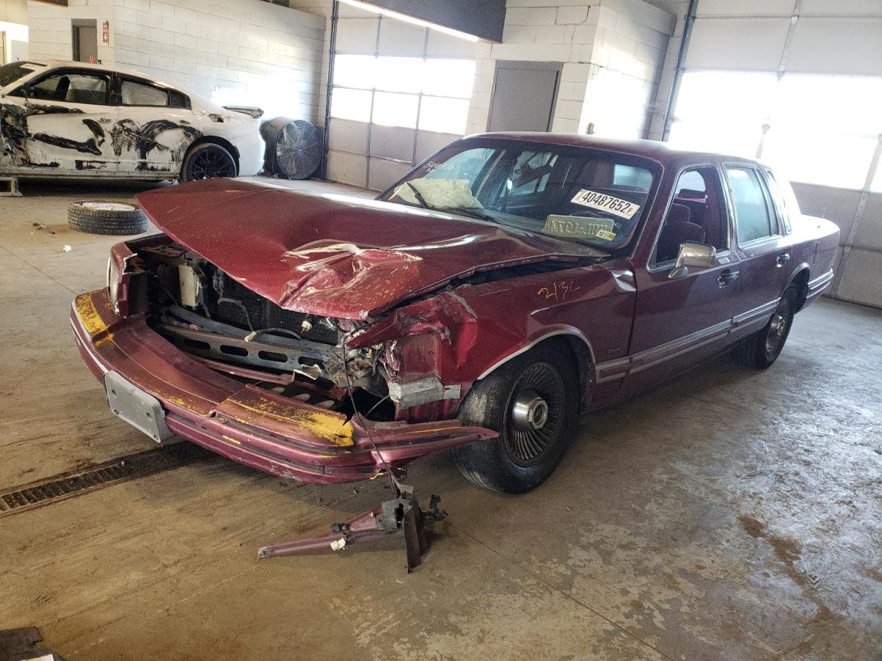 Photo 2 from auction – 1992 LINCOLN TOWN CAR E with VIN 1LNLM81W6NY618446