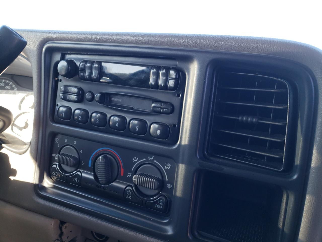 Photo 9 from auction – 2000 GMC YUKON with VIN 1GKEK13T4YJ128604