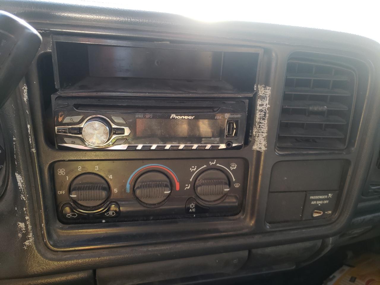 Photo 9 from auction – 2001 CHEVROLET SILVERADO with VIN 2GCEC19VX11145683