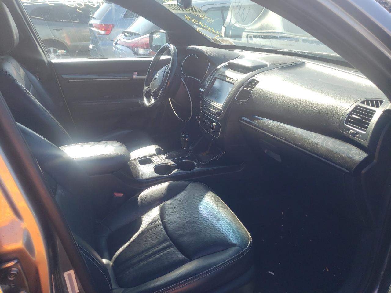 Photo 5 from auction – 2015 KIA SORENTO SX with VIN 5XYKWDA76FG640758
