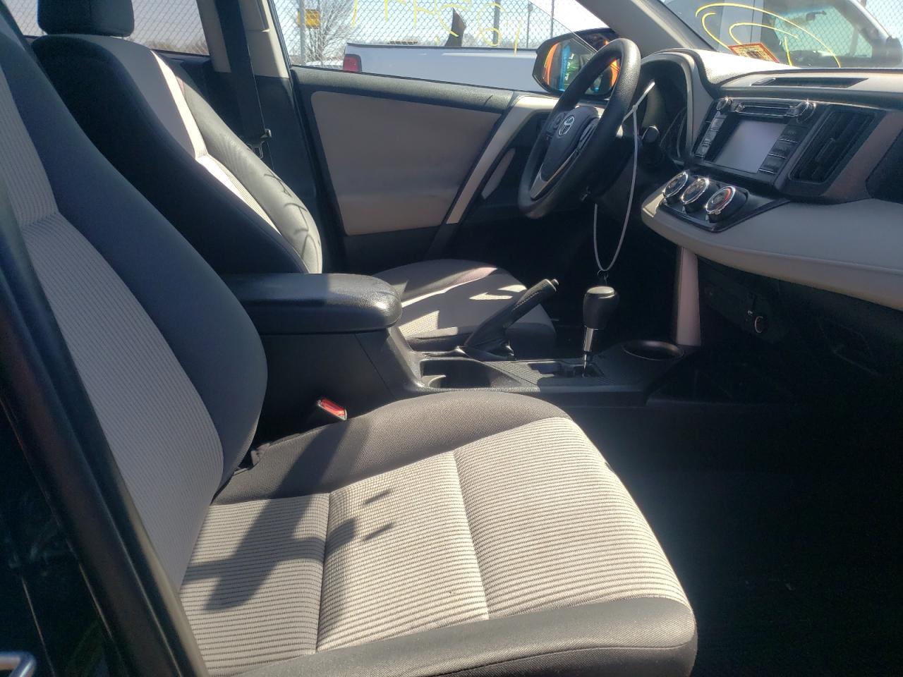 Photo 5 from auction – 2015 TOYOTA RAV4 LE with VIN 2T3BFREV7FW382628