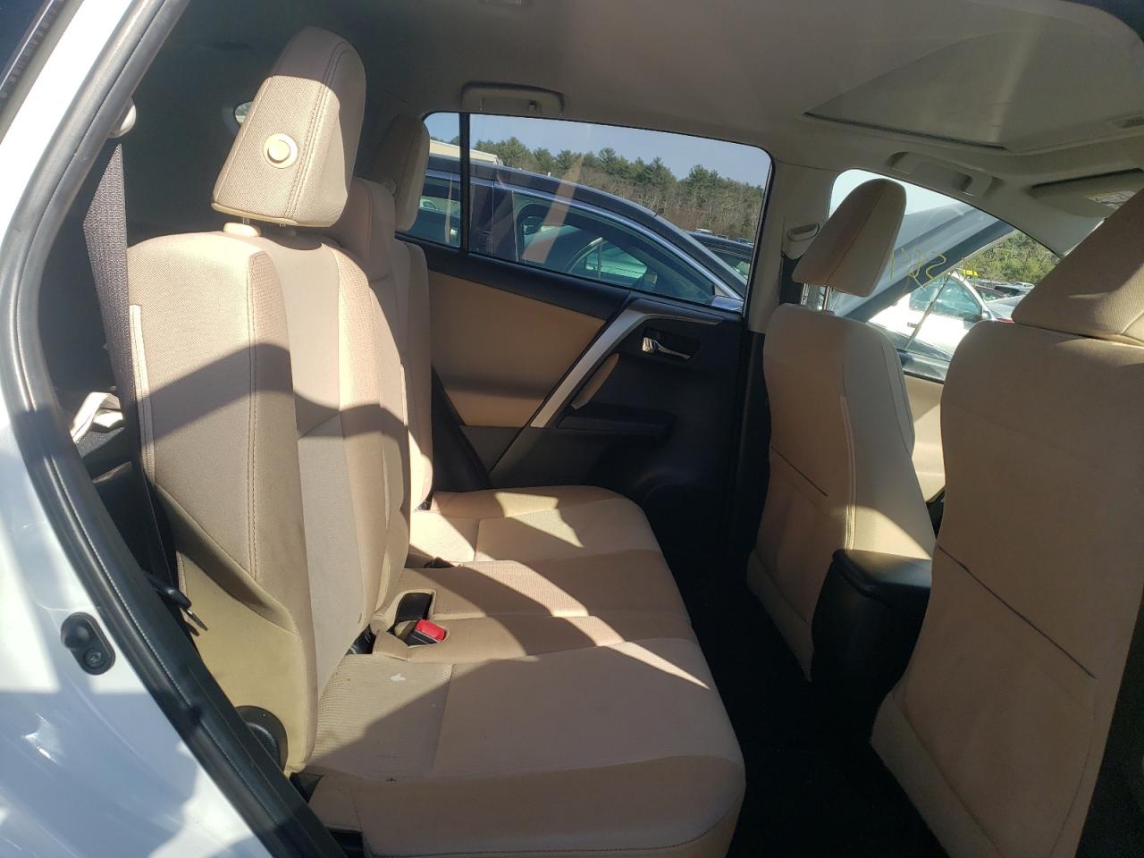 Photo 6 from auction – 2015 TOYOTA RAV4 XLE with VIN JTMRFREVXFD116547