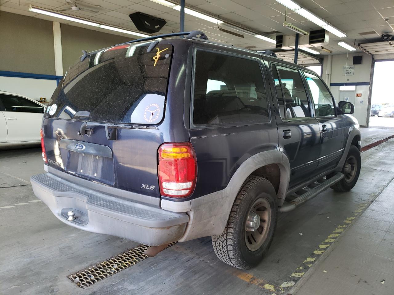 Photo 4 from auction – 2000 FORD EXPLORER X with VIN 1FMDU72E4YZB20975