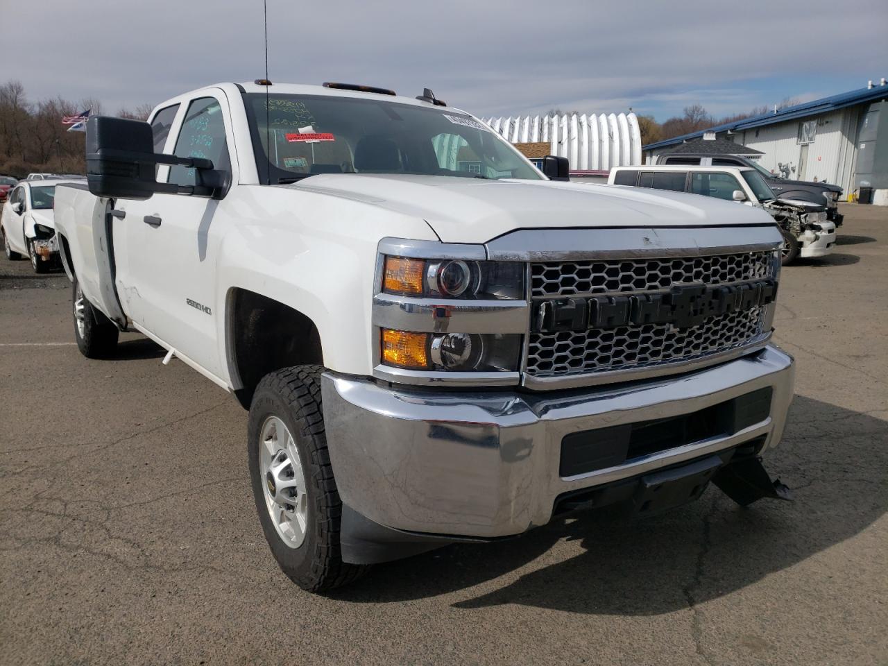 CHEVROLET SILVERADO 2019 with VIN 2GC2KREG8K1152953 - Photo from auction