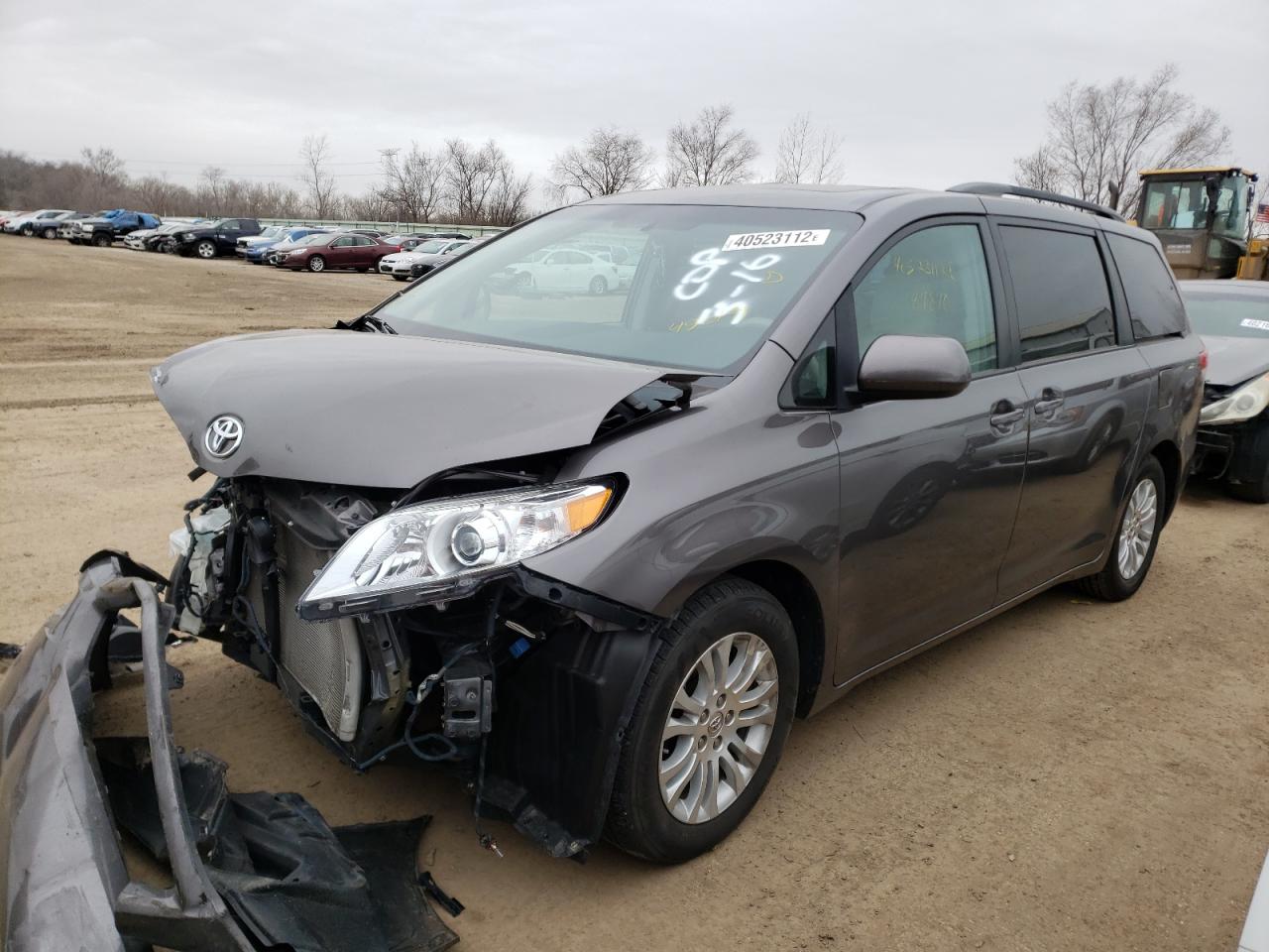 Photo 2 from auction – 2014 TOYOTA SIENNA XLE with VIN 5TDYK3DC2ES450191