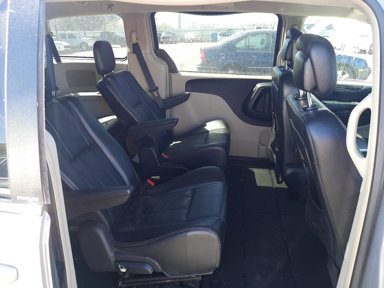 Photo 6 from auction – 2014 CHRYSLER TOWN & COU with VIN 2C4RC1BG4ER296216
