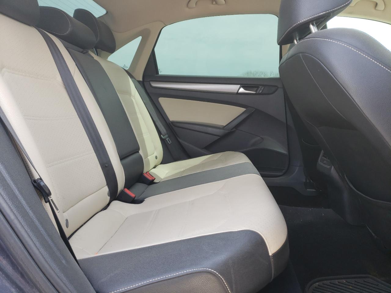 Photo 6 from auction – 2015 VOLKSWAGEN PASSAT SE with VIN 1VWBV7A33FC027967