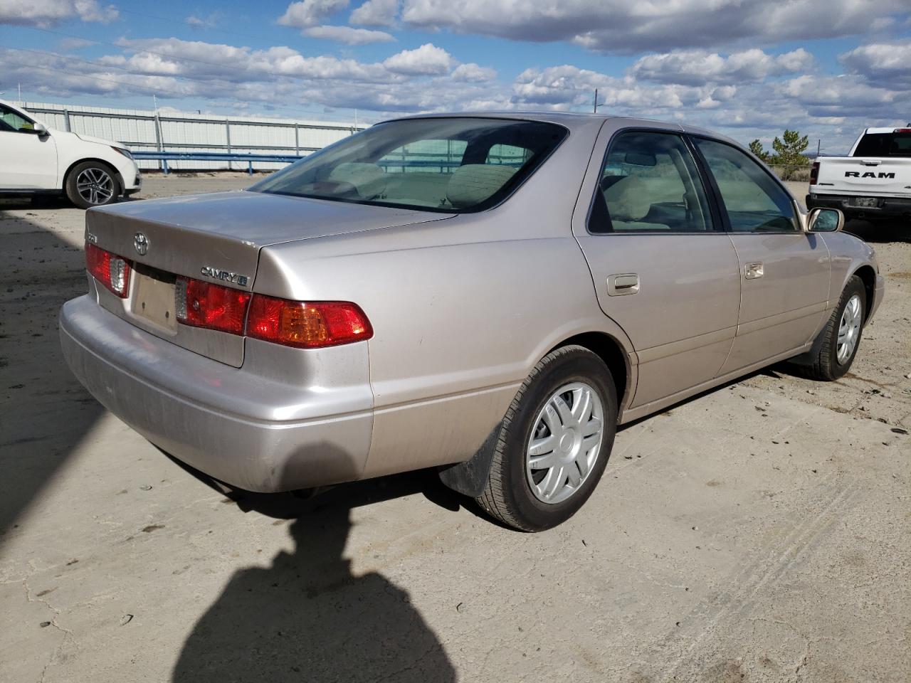Photo 4 from auction – 2001 TOYOTA CAMRY CE with VIN 4T1BG22K91U063554