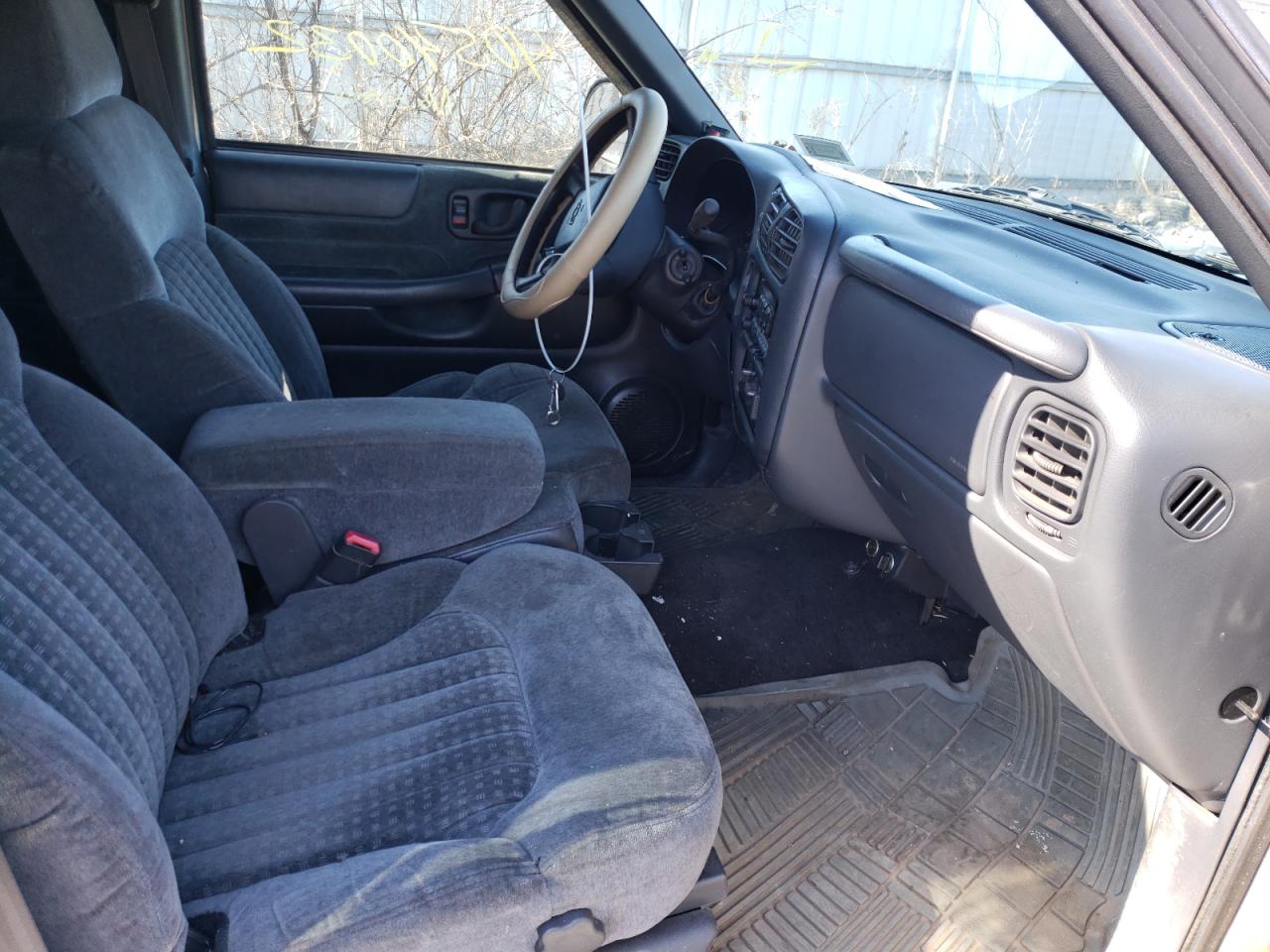 Photo 5 from auction – 2001 CHEVROLET BLAZER with VIN 1GNDT13WX12176128