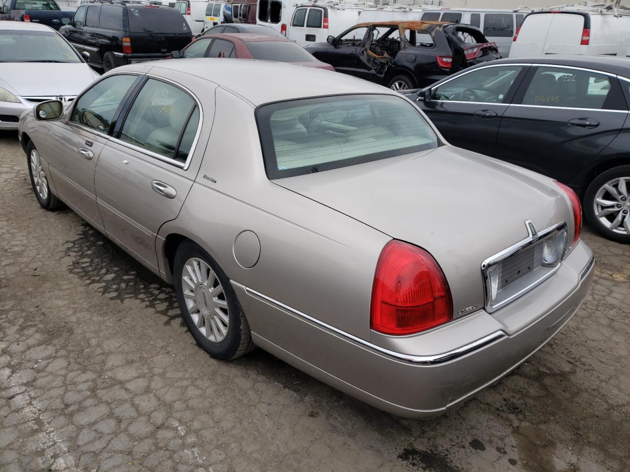 Photo 3 from auction – 2003 LINCOLN TOWN CAR E with VIN 1LNHM81W23Y674175