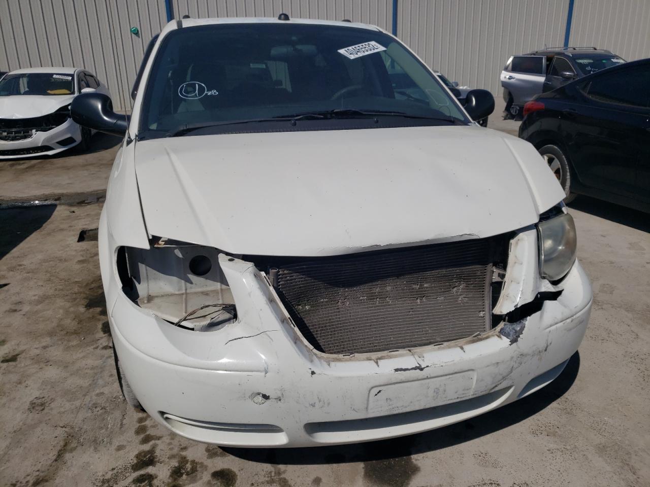 Photo 9 from auction – 2005 CHRYSLER TOWN & COU with VIN 2C4GP44R05R552444