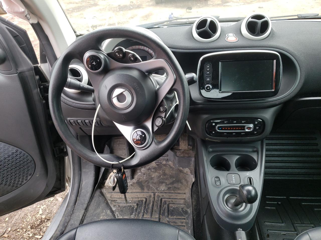 Photo 9 from auction – 2016 SMART FORTWO with VIN WMEFJ5DAXGK125515