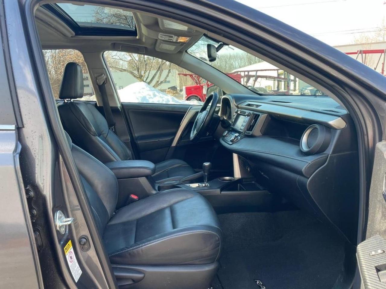 Photo 5 from auction – 2015 TOYOTA RAV4 LIMIT with VIN 2T3DFREV3FW364152