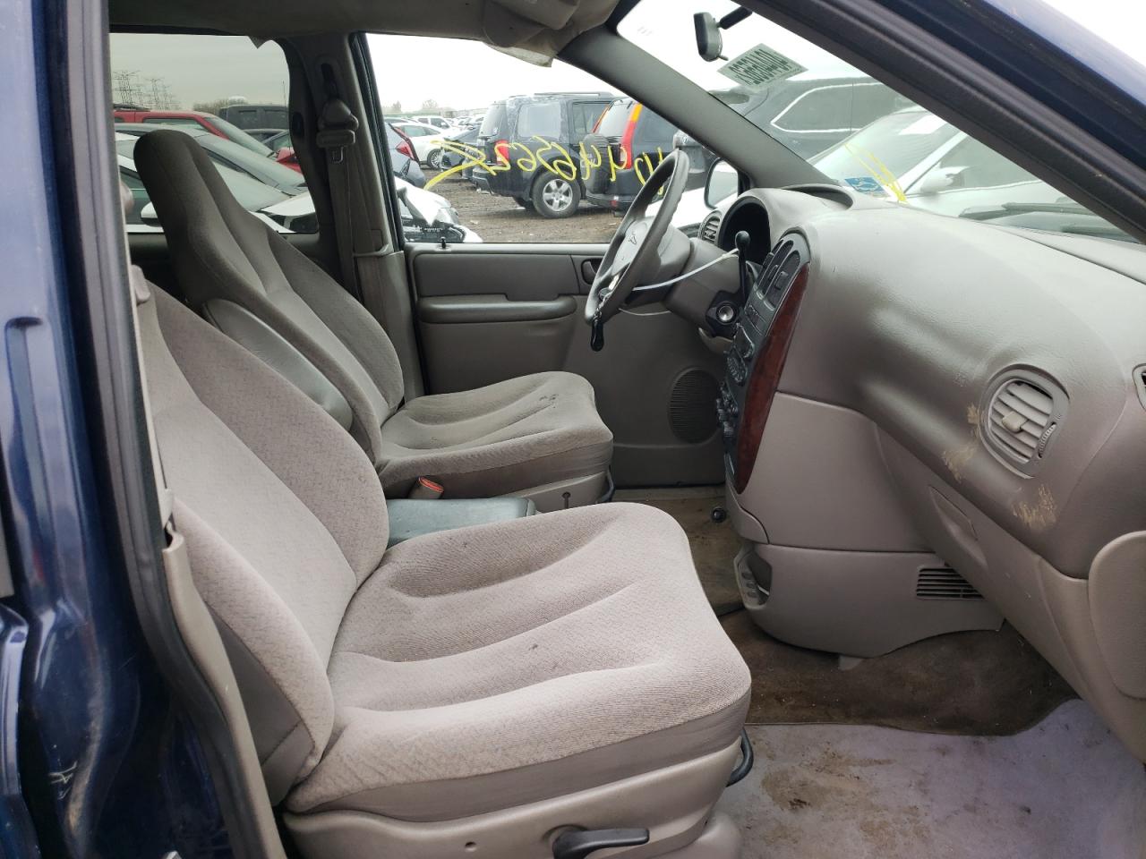 Photo 5 from auction – 2003 CHRYSLER TOWN & COU with VIN 2C4GP24RX3R339180