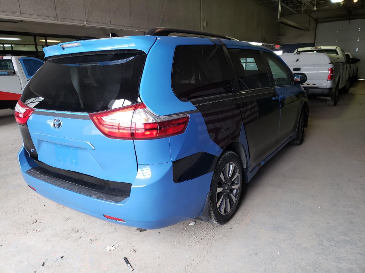 Photo 4 from auction – 2018 TOYOTA SIENNA LE with VIN 5TDJZ3DC6JS206356