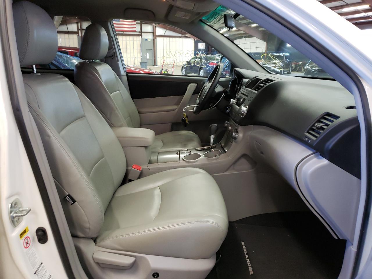 Photo 5 from auction – 2012 TOYOTA HIGHLANDER with VIN 5TDBK3EH3CS116622