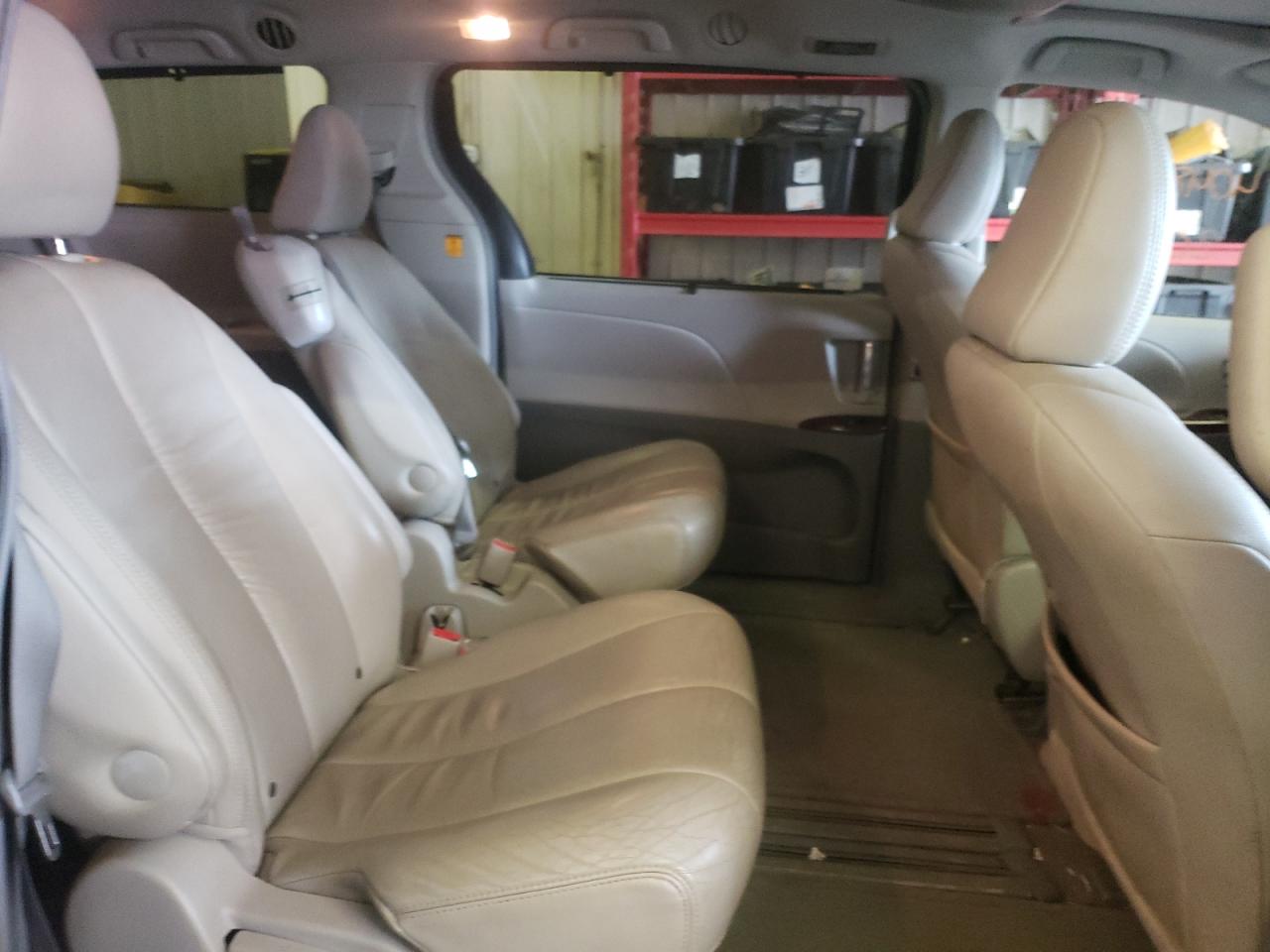 Photo 6 from auction – 2011 TOYOTA SIENNA XLE with VIN 5TDYK3DCXBS069054