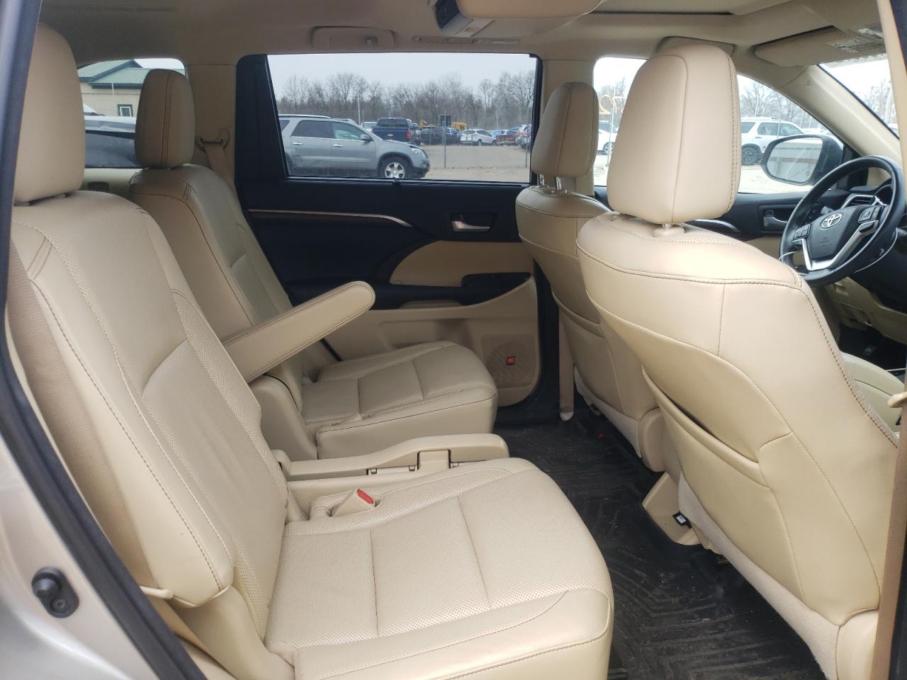 Photo 6 from auction – 2015 TOYOTA HIGHLANDER with VIN 5TDDKRFH9FS213578