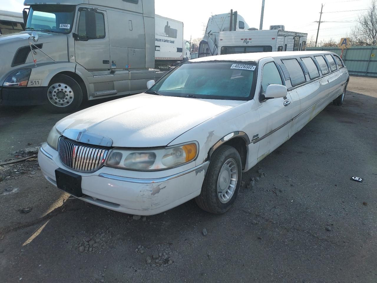 Photo 2 from auction – 2000 LINCOLN TOWN CAR E with VIN 1LNHM81WXYY778792