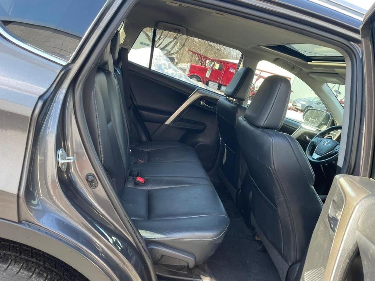 Photo 6 from auction – 2015 TOYOTA RAV4 LIMIT with VIN 2T3DFREV3FW364152