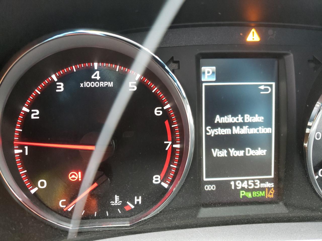Photo 8 from auction – 2017 TOYOTA RAV4 SE with VIN JTMJFREV4HJ713937