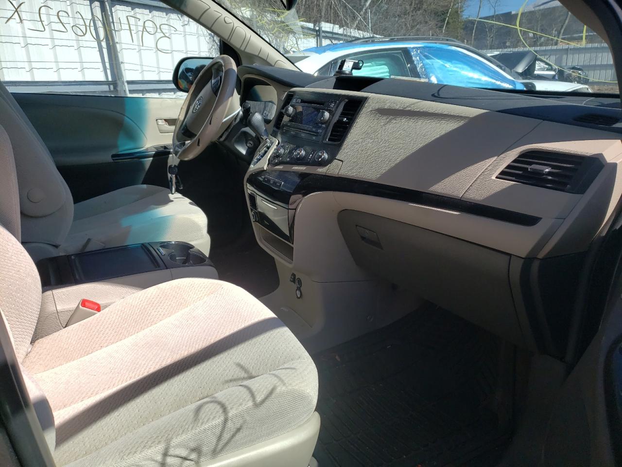 Photo 5 from auction – 2012 TOYOTA SIENNA LE with VIN 5TDKK3DC6CS273633