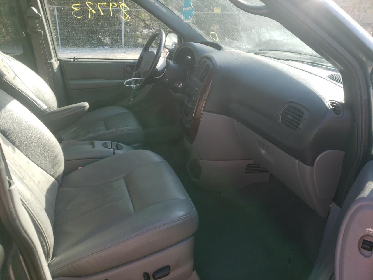 Photo 5 from auction – 2004 CHRYSLER TOWN & COU with VIN 2C4GP54L14R585291