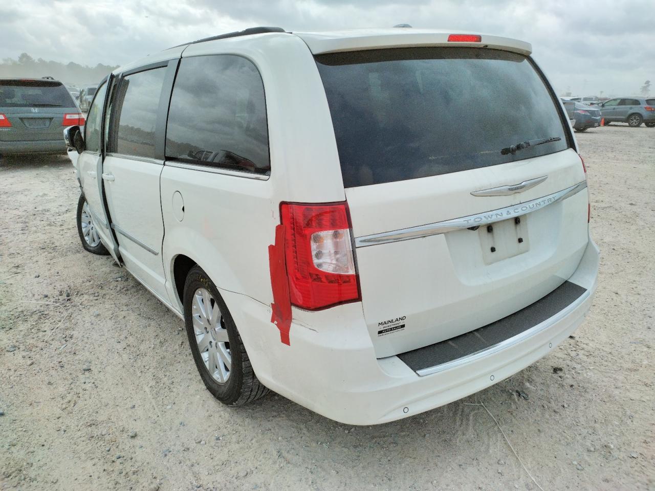 Photo 3 from auction – 2011 CHRYSLER TOWN & COU with VIN 2A4RR8DG4BR704160