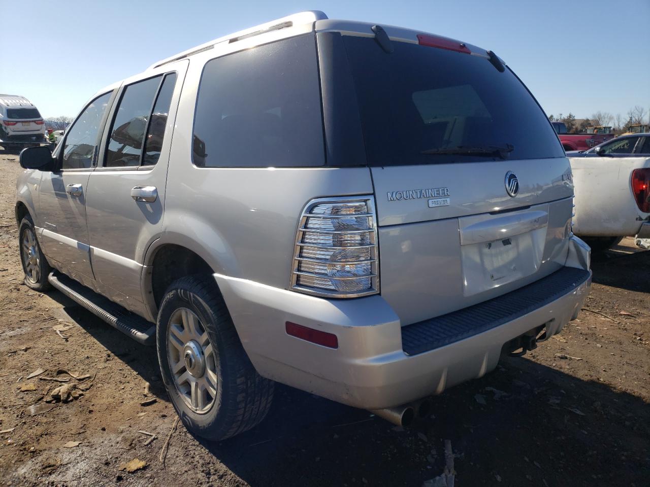 Photo 3 from auction – 2002 MERCURY MOUNTAINEE with VIN 4M2ZU86W62ZJ42495
