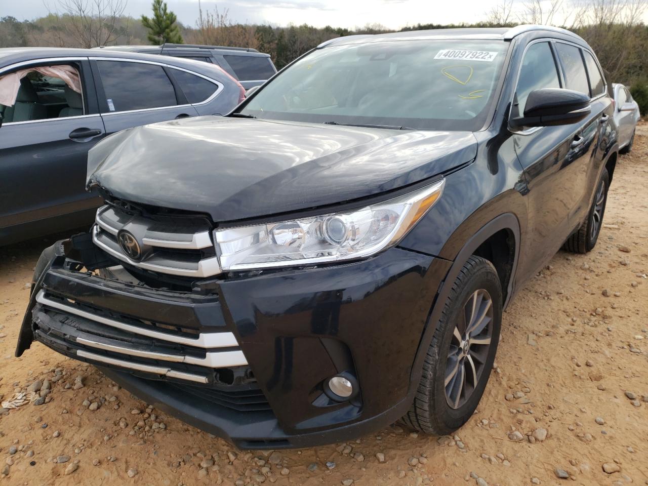 Foto 2 de la subasta – 2017 TOYOTA HIGHLANDER con VIN 5TDKZRFH4HS214269