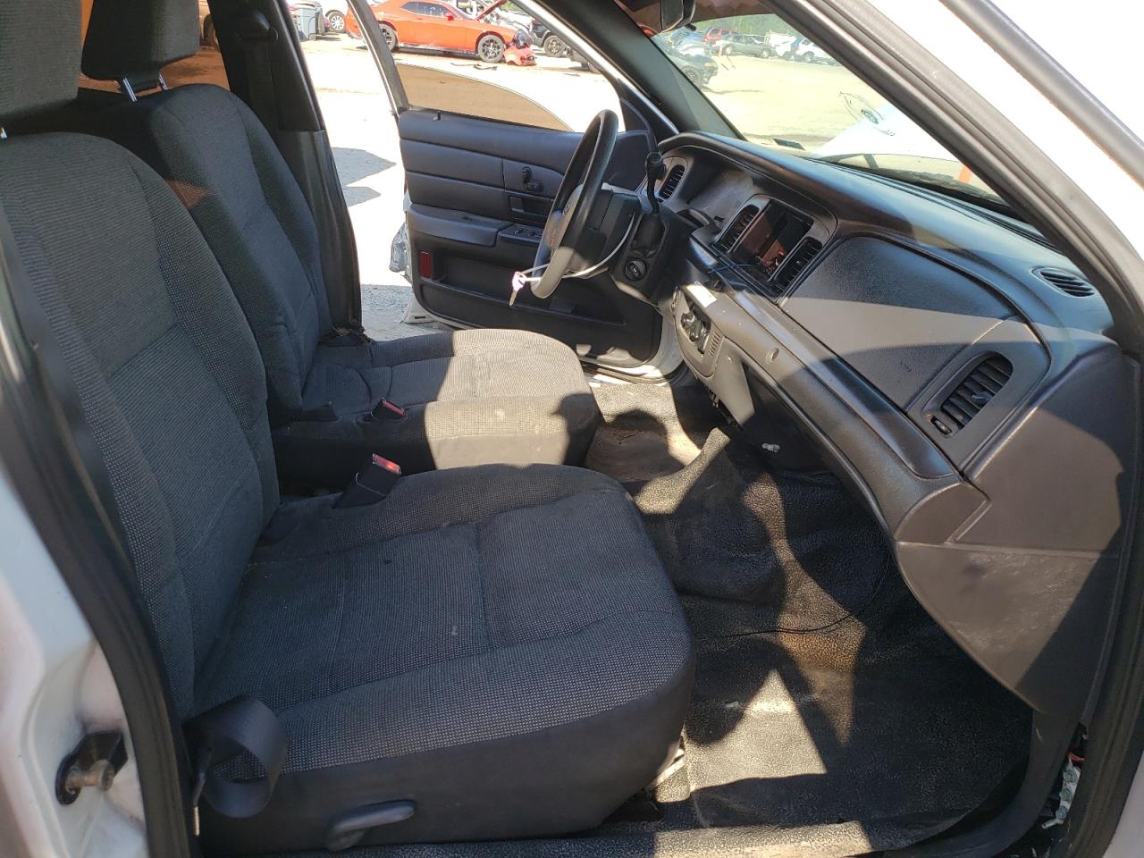 Photo 5 from auction – 2005 FORD CROWN VICT with VIN 2FAFP71W45X167431