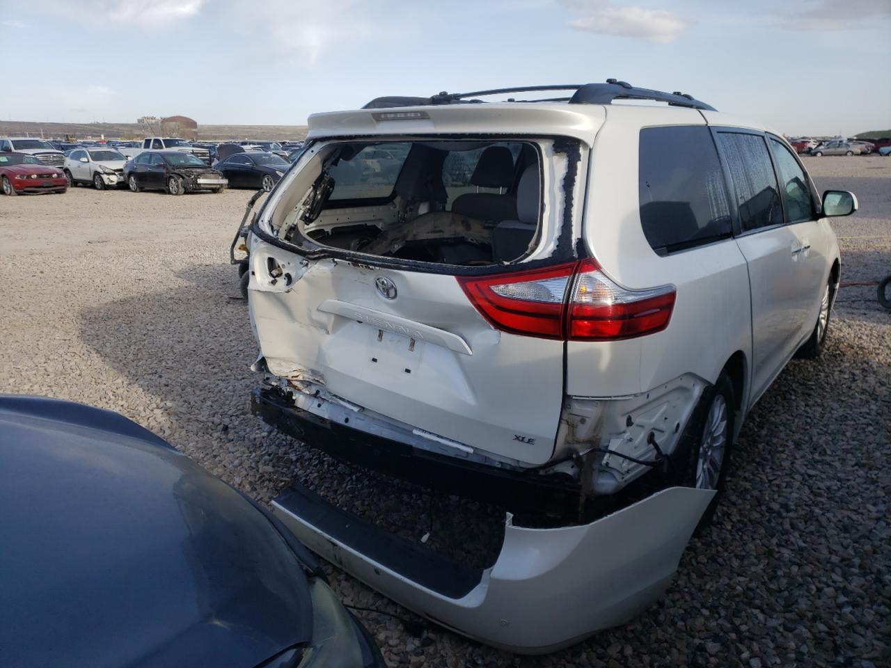 Photo 9 from auction – 2015 TOYOTA SIENNA XLE with VIN 5TDYK3DC6FS675599