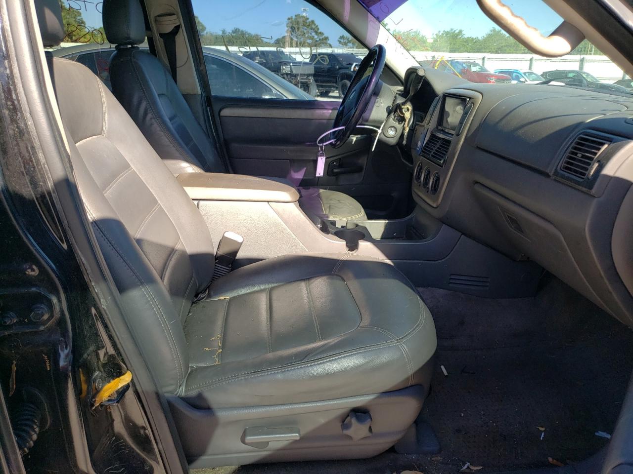 Photo 5 from auction – 2003 FORD EXPLORER with VIN 1FMZU73K63UC38316