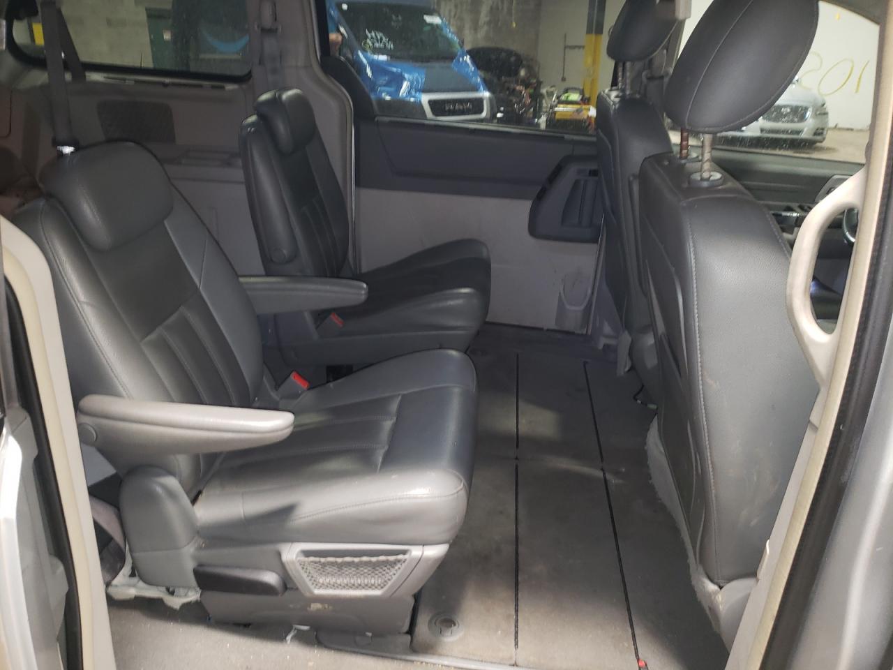 Photo 6 from auction – 2008 CHRYSLER TOWN & COU with VIN 2A8HR54P98R827924
