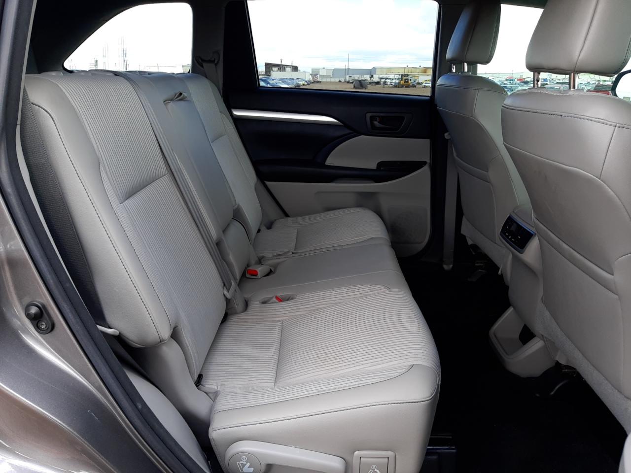 Photo 6 from auction – 2017 TOYOTA HIGHLANDER with VIN 5TDZZRFH7HS232313