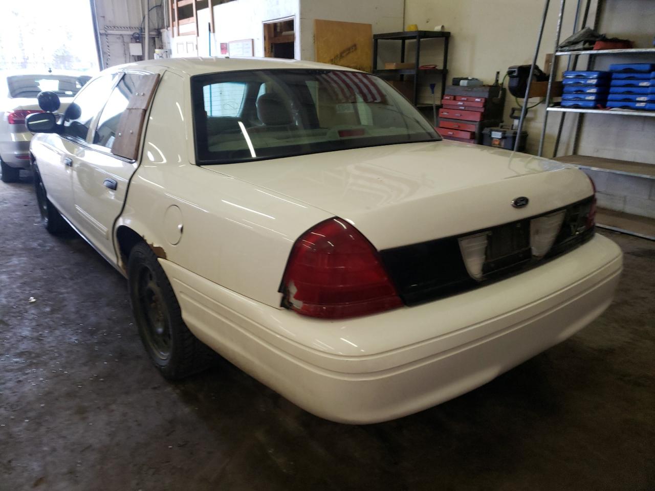 Photo 3 from auction – 2010 FORD CROWN VICT with VIN 2FABP7BV5AX146019