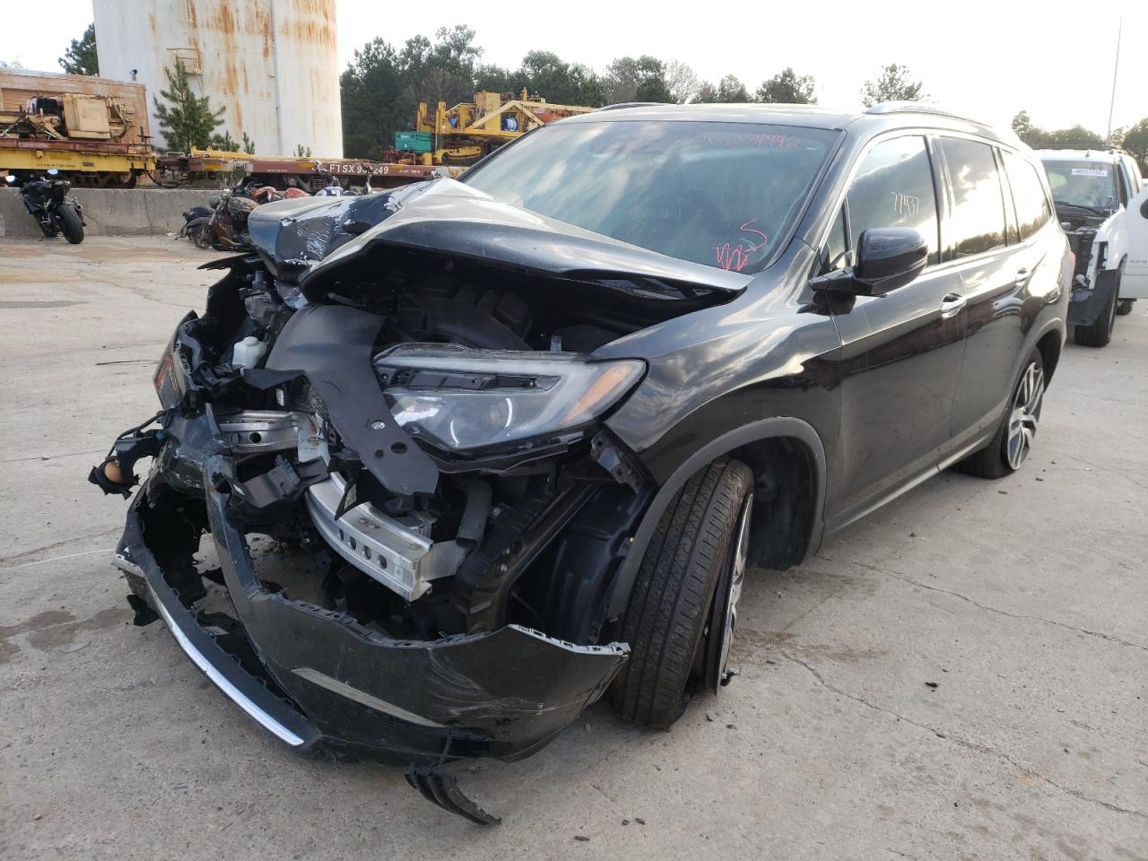 Photo 2 from auction – 2017 HONDA PILOT TOUR with VIN 5FNYF5H90HB014768