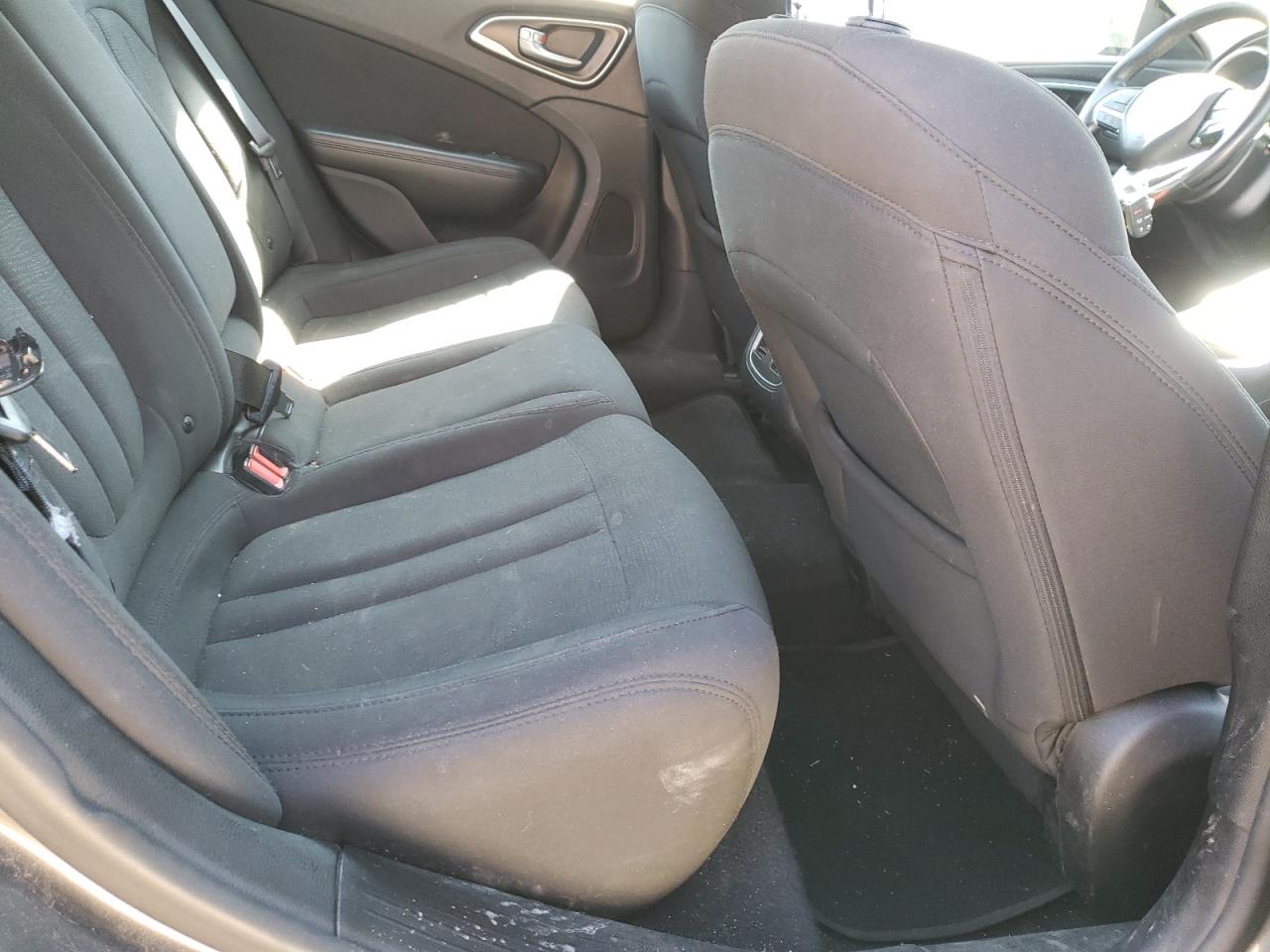 Photo 6 from auction – 2015 CHRYSLER 200 LIMITE with VIN 1C3CCCAB5FN756073