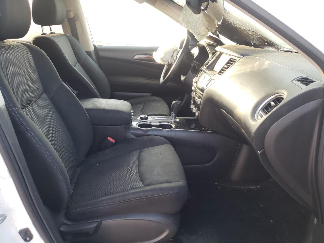 Photo 5 from auction – 2017 NISSAN PATHFINDER with VIN 5N1DR2MM0HC615685
