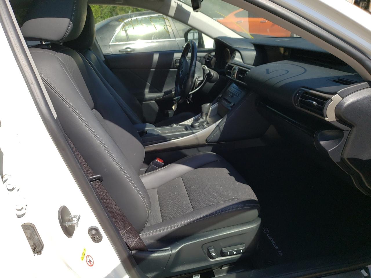 Photo 5 from auction – 2017 LEXUS IS 200T with VIN JTHBA1D23H5047818