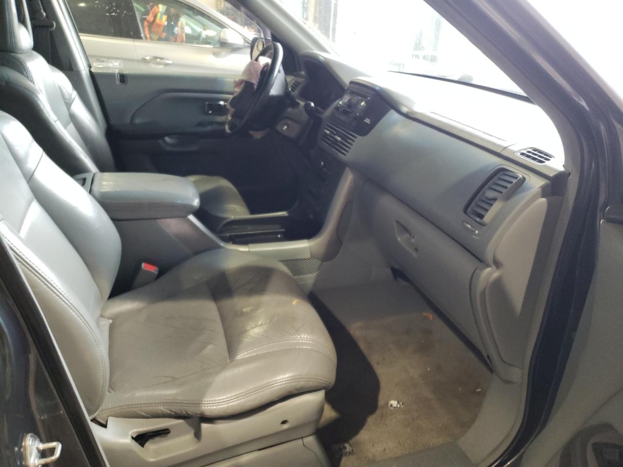 Photo 5 from auction – 2005 HONDA PILOT EXL with VIN 2HKYF18665H502246