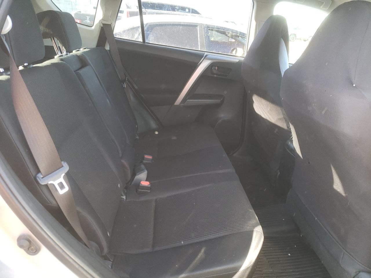 Photo 6 from auction – 2018 TOYOTA RAV4 LE with VIN JTMZFREV4JJ198382