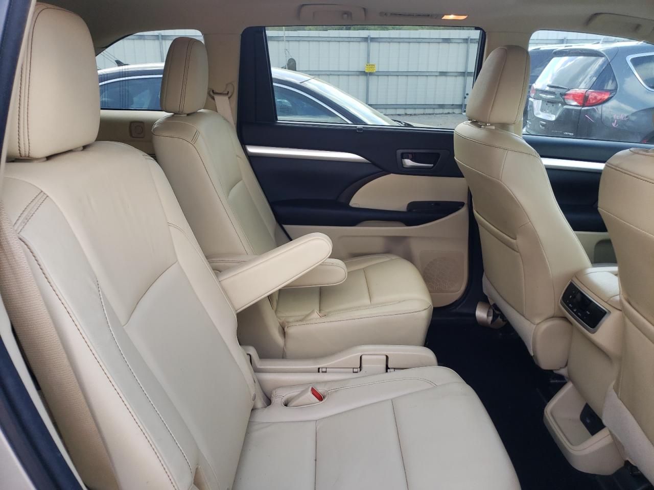 Photo 6 from auction – 2016 TOYOTA HIGHLANDER with VIN 5TDKKRFHXGS127981