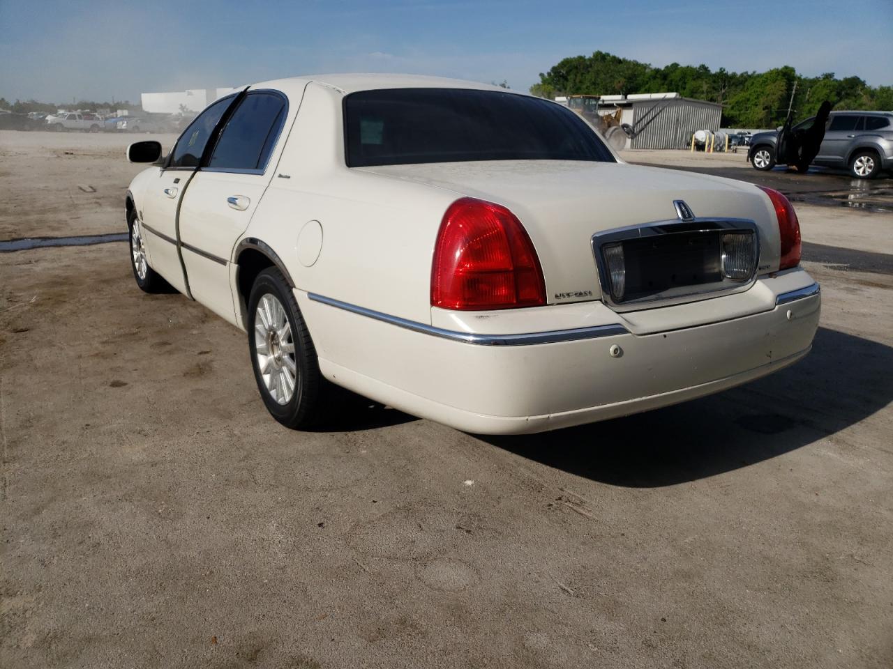 Photo 3 from auction – 2003 LINCOLN TOWN CAR E with VIN 1LNHM81W83Y653945