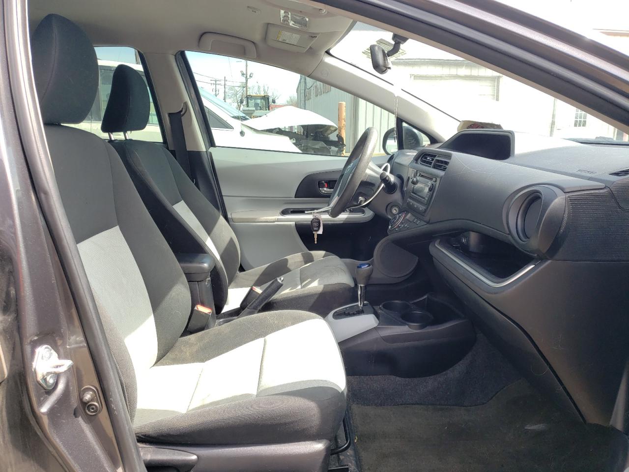 Photo 5 from auction – 2014 TOYOTA PRIUS C with VIN JTDKDTB3XE1077286