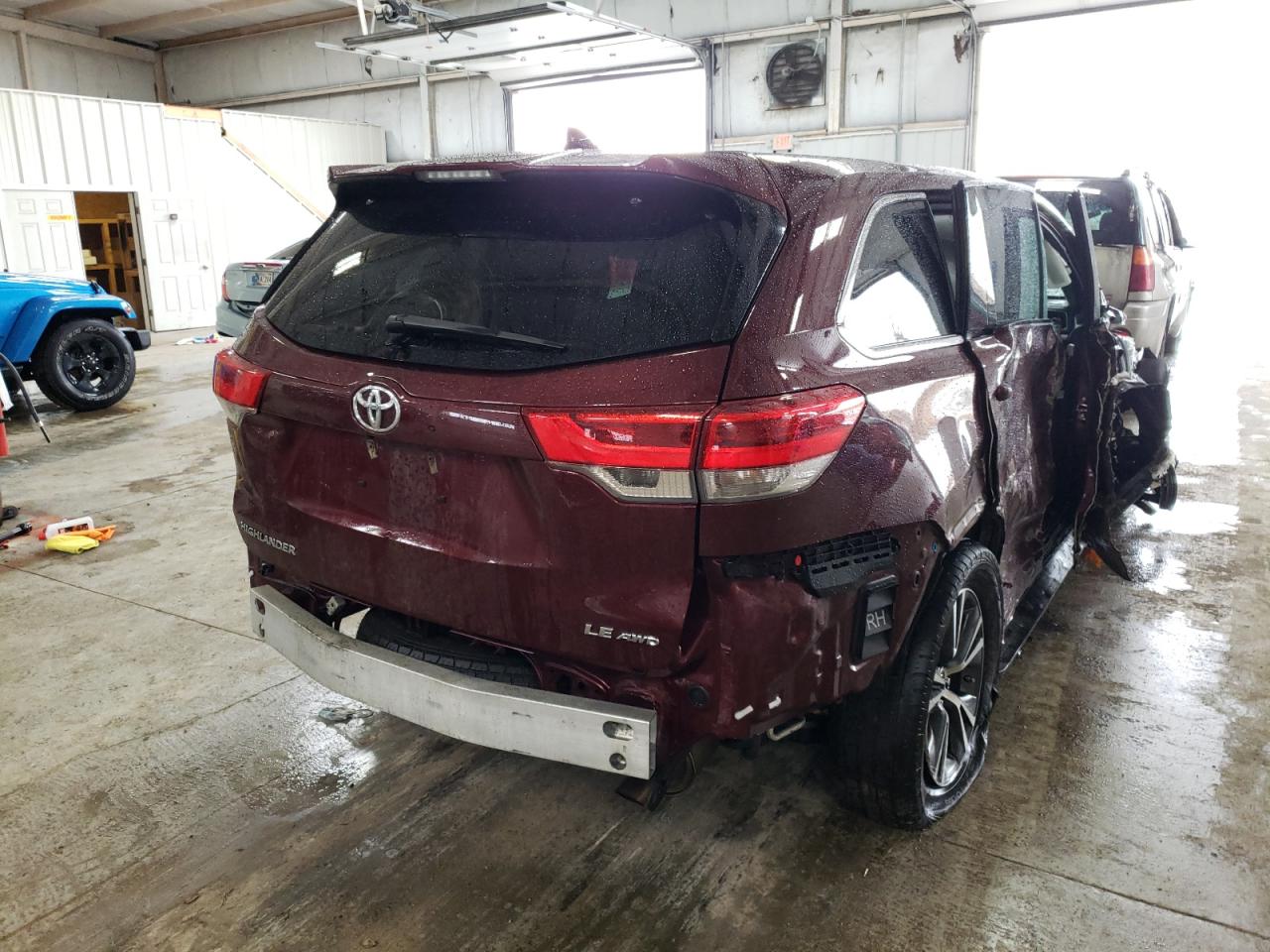 Photo 4 from auction – 2017 TOYOTA HIGHLANDER with VIN 5TDBZRFH4HS420210